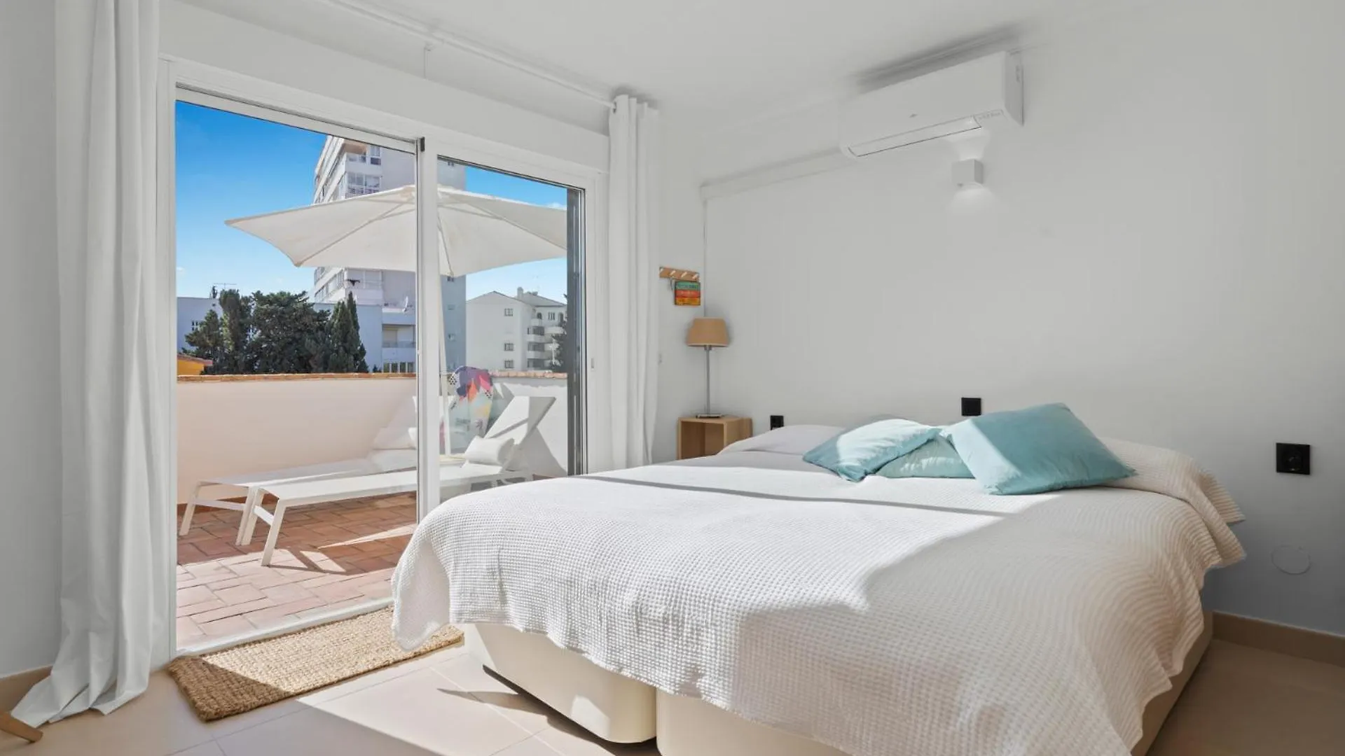 Penthouse Apartment In Benalmadena Costa, Beach - Seaview - Pool - 40M2 Private Terrace - One Bedroom - Sleeping Alcove بيت للعطل