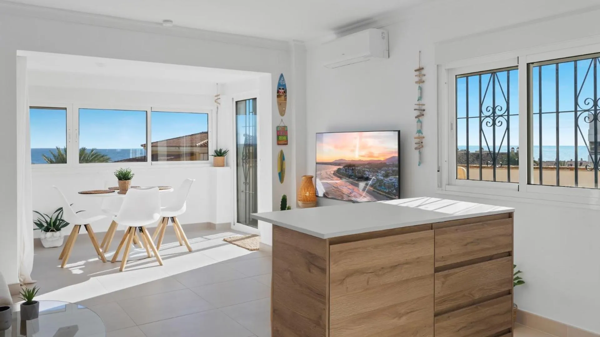 بيت للعطل Penthouse Apartment In Benalmadena Costa, Beach - Seaview - Pool - 40M2 Private Terrace - One Bedroom - Sleeping Alcove