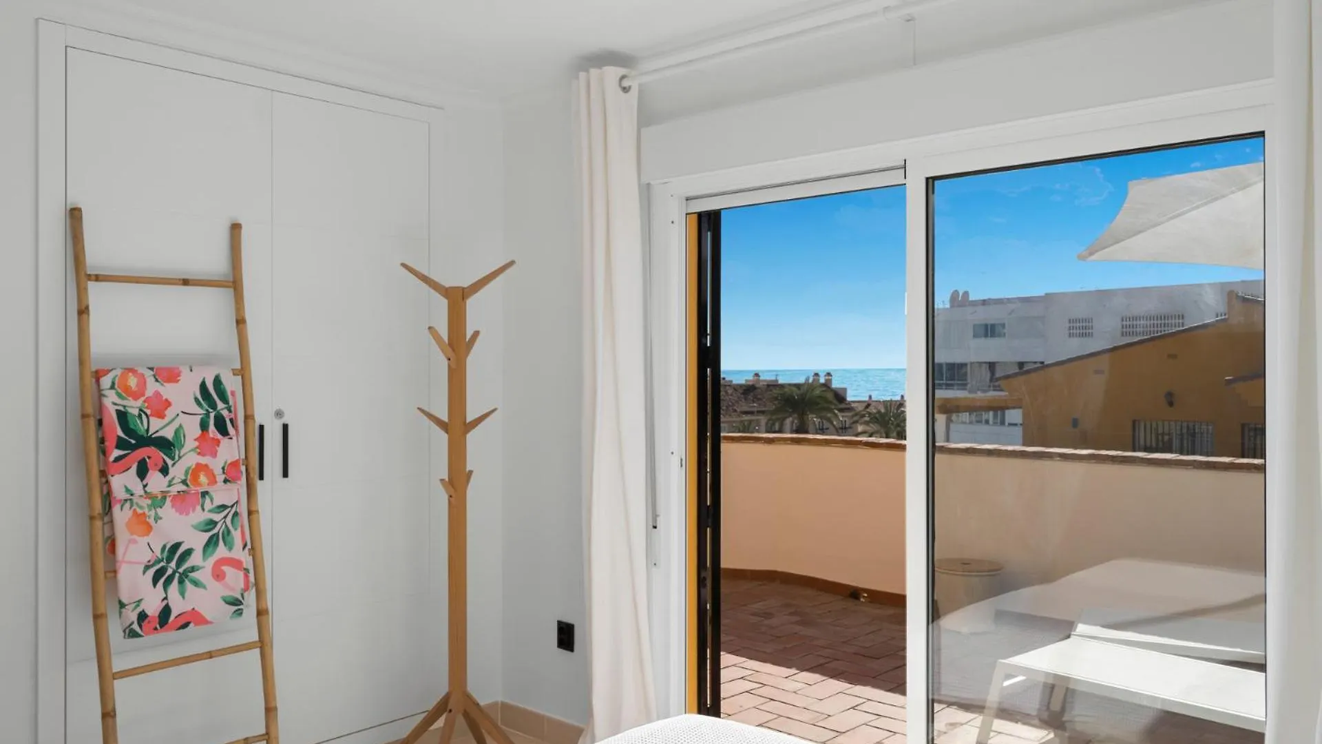 Penthouse Apartment In Benalmadena Costa, Beach - Seaview - Pool - 40M2 Private Terrace - One Bedroom - Sleeping Alcove 0*,  إسبانيا