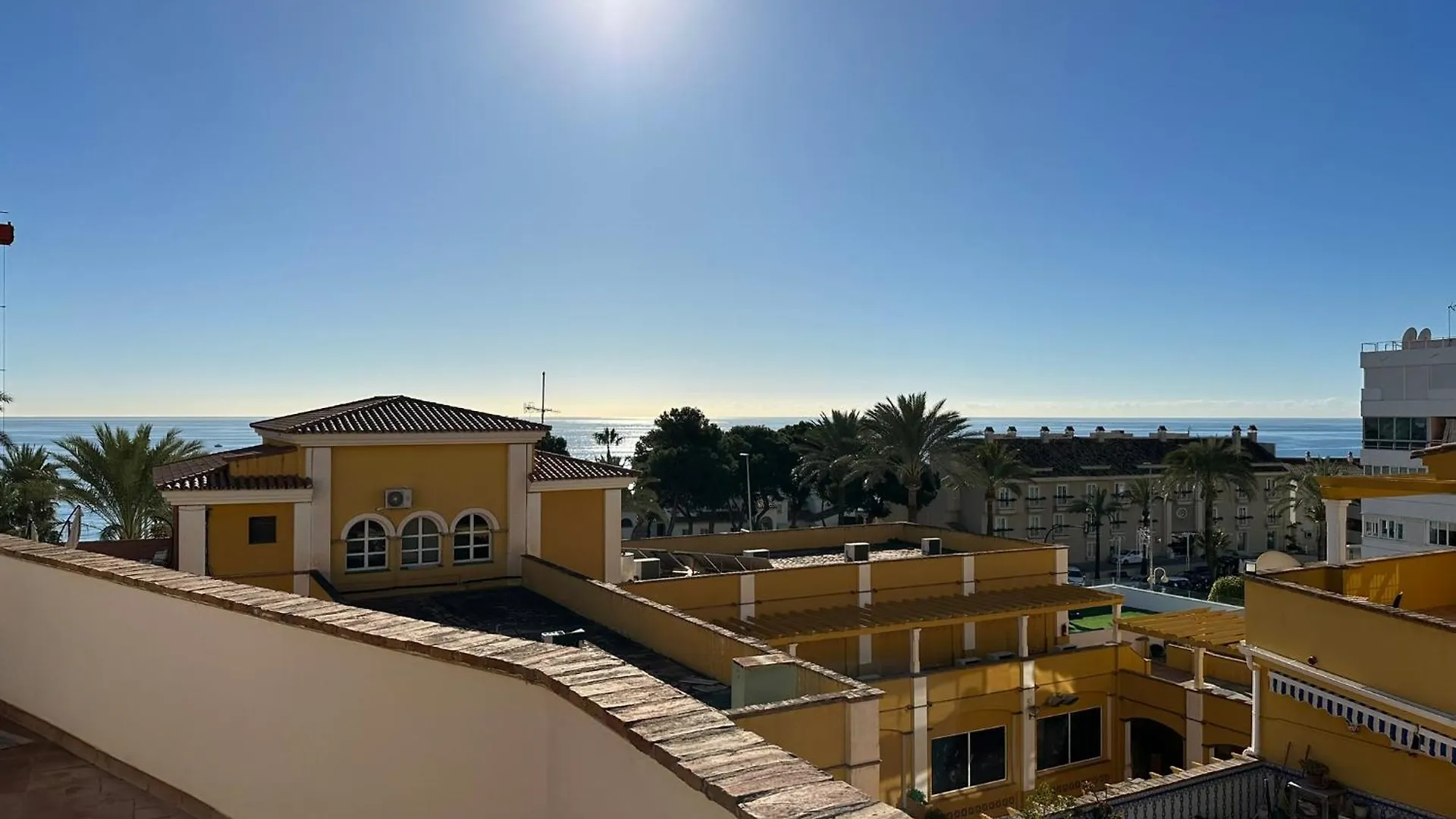 بيت للعطل Penthouse Apartment In Benalmadena Costa, Beach - Seaview - Pool - 40M2 Private Terrace - One Bedroom - Sleeping Alcove
