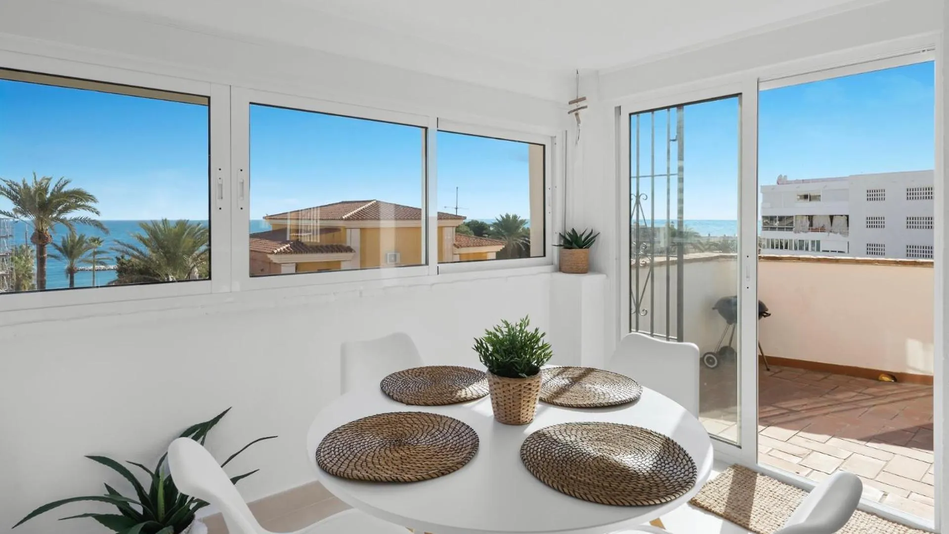 Penthouse Apartment In Benalmadena Costa, Beach - Seaview - Pool - 40M2 Private Terrace - One Bedroom - Sleeping Alcove Casa vacanze