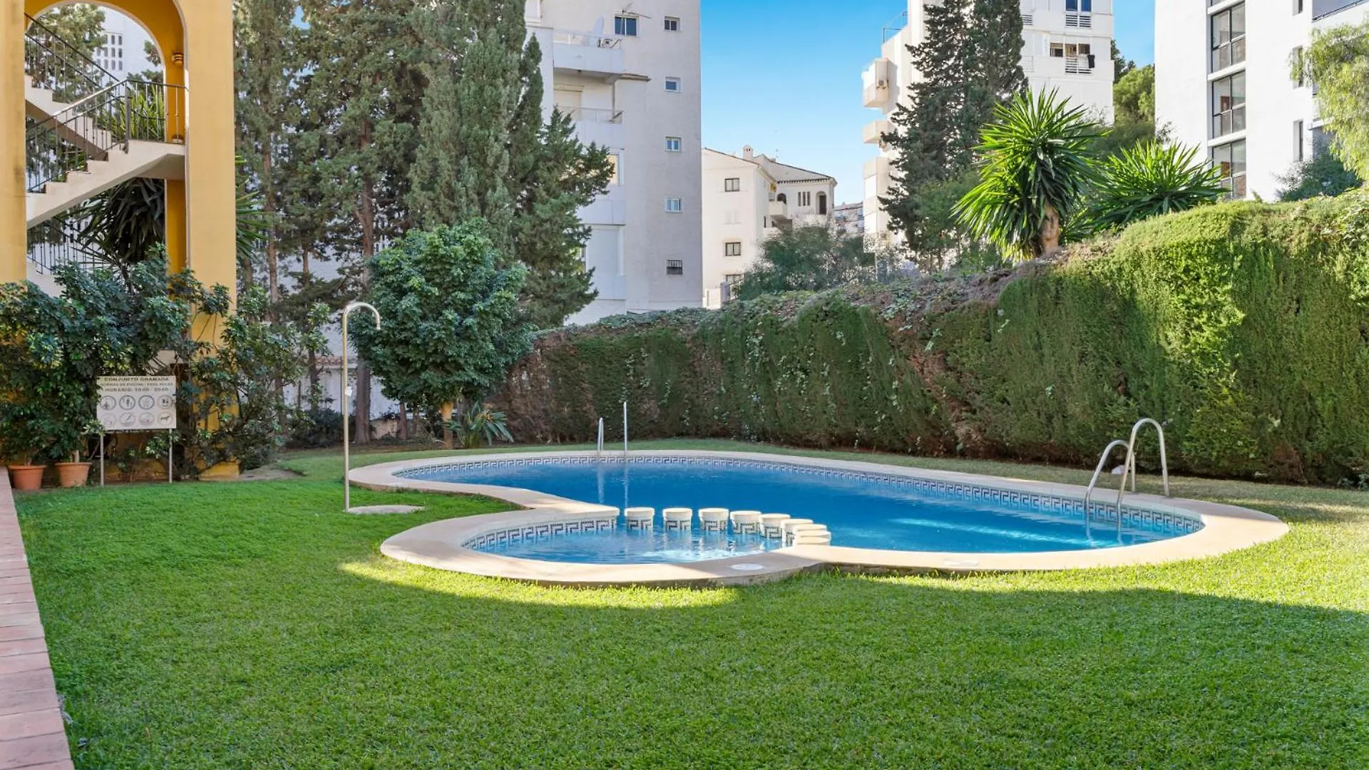Penthouse Apartment In Benalmadena Costa, Beach - Seaview - Pool - 40M2 Private Terrace - One Bedroom - Sleeping Alcove بيت للعطل