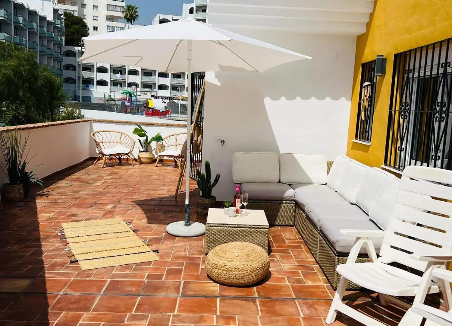 Casa vacanze Penthouse Apartment In Benalmadena Costa, Beach - Seaview - Pool - 40M2 Private Terrace - One Bedroom - Sleeping Alcove